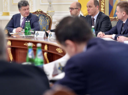 Ukrainas prezidents Petro Porošenko runā Nacionālās drošības padomes sēdē. Foto: AFP/LETA