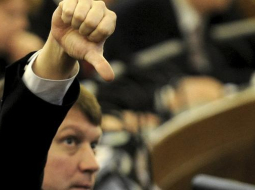 SC deputāti Saeimā balso pret Nacionālās apvienības ierosinājumu pārtraukt izniegt termiņuzturēšnās atļaujas. Foto: Romāns Kokšarovs, F64