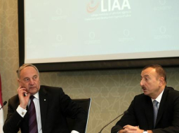 Latvijas Valsts prezidents Andris Bērziņš (no kreisās) un Azerbaidžānas prezidents Ilhams Alijevs piedalās Azerbaidžanas-Latvijas biznesa forumā Baku šogad aprīlī. Foto: Ieva Čīka, LETA