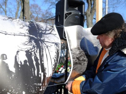 Pagājušajā gadā pie Brīvības pieminekļa tā saucamie antifašisti izmantoja skaņu pastiprinošas ierīces. Foto: Evija Trifanova, LETA