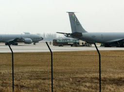 ASV kara lidmašīnas KC-135 Zokņu bāzē Lietuvā. Foto: AFP/LETA