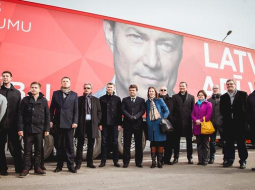 Partijas "Latvijas attīstībai" kandidāti pie fūres, kas reklamēs partiju pirms EP vēlēšanām. Publicitātes foto