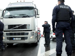 Starptautisko un vietējo kravu pārvadāšanas uzņēmumu pārstāvju kravas automašīnu karavānas bloķē satiksmes plūsmu 11.novembra krastmalas posmā starp Vanšu un Akmens tiltiem, protesta akcijas laikā par "steigšus ieviestā papildu ceļu nodokļa" iekasēšanas sākšanu. Foto: Ieva Čīka, LETA