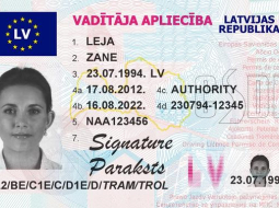 Jaunā parauga Latvijas autovadītāja apliecība. Foto: CSDD/LETA