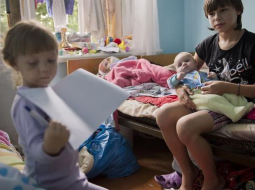 Bēgļu bērno no Ukrainas pilsētas Slovjanskas atraduši patvērumu Sņižnē. Foto: AFP/LETA