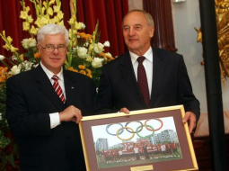 Tradicionāls foto ar sportistiem - prezidents Andris Bērziņš un LOK vadītājs Aldons Vrubļevskis. Foto: Edijs Pālens, LETA