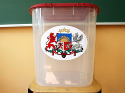 Balsošanas kaste. Foto: Ieva Čīka, LETA