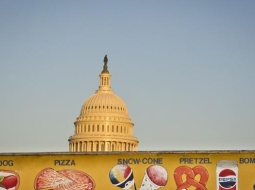 ASV Kongresa ēka aiz pārtikas reklāmas. Foto: AFP/LETA