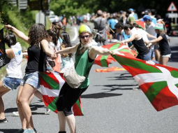 Dzīvā ķēde. Foto: AFP/LETA