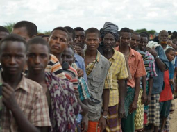 Somālijas bēgļi gaida ANO pārtikas palīdzību. Foto: AFP/LETA