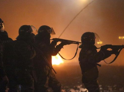 20.februāris. "Berkut" šauj uz demonstrantiem. Foto: ITAR-TASS/LETA