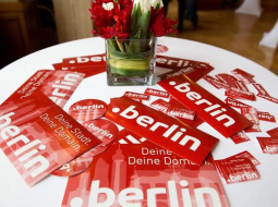Reklāmas lapiņas ar domēnu .berlin. Foto: AFP/LETA