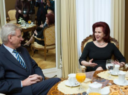 Zviedrijas ārlietu ministrs Karls Bilts tikšanās laikā ar Saeimas priekšsēdētāju Solvitu Āboltiņu (Vienotība). Foto: Saeimas preses centrs