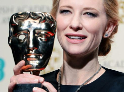 Austrāliešu aktrise Keita Blanšeta pozē ar saņemto BAFTA balvu labākās aktrises kategorijā par lomu filmā "Blue Jasmine". Foto: EPA/LETA