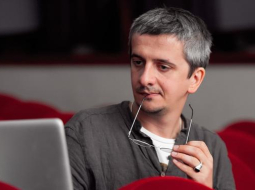 Izrādes režisors Konstantīns Bogomolovs. Foto: Ziedonis Safronovs