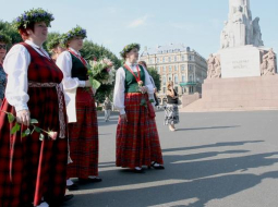 Pie Brīvības pieminekļa. Foto: Kaspars Krafts, F64