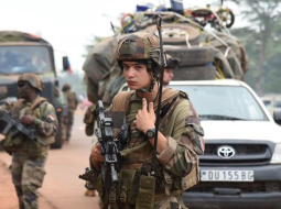 Franču karavīru konvojs pavada kolonu Centrālāfrikas Republikā, Bangui. Foto: AFP/LETA
