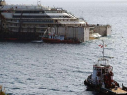 ''Costa Concordia'' izcelta peldus stāvoklī. Foto: AFP-LETA