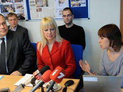 Centrālās vēlēšanu komisijas priekšsēdētājs Arnis Cimdars (no kreisās), KNAB Politisko organizāciju finansēšanas kontroles nodaļas vadītāja Inga Jaunskunga un Eiropas Parlamenta Informācijas biroja Latvijā vadītāja vietas izpildītāja Marta Rībele piedalās preses konferencē. Foto: Ieva Čīka, LETA