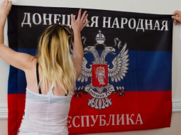 Pašpasludinātās Doņeckas republikas karogs. Foto: AFP/LETA