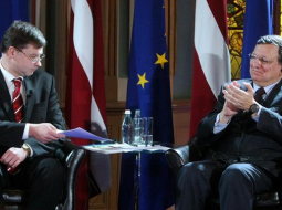 Valdis Dombrovskis (no kreisās) un Eiropas Komisijas priekšsēdētājs Žozē Manuels Barrozu piedalās svinīgajā pasākumā par godu eiro ieviešanai Latvijā. Foto: Edijs Pālens, LETA