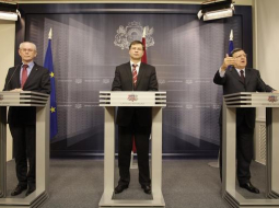 Ministru prezidents Valdis Dombrovskis (centrā) tikšanās laikā ar Hermani van Rompeju un Žozē Manuelu Barrozu. Foto no Valsts kancelejas