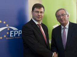Valdis Dombrovskis (no kreisās) tikšanās laikā Latvijā ar Žanu Klodu Junkeru. Foto: Gints Ivuškāns, F64