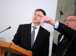 Bijušais Ministru prezidents Valdis Dombrovskis (no kreisās) un Eiropas Komisijas priekšsēdētāja amata kandidāts Žans Klods Junkers šogad aprīlī apskata Ministu kabineta sēžu zāli pēc tikšanās ar Ministru prezidenti. Foto: Edijs Pālens, LETA