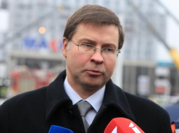 Valdības vadītājs Valdis Dombrovskis preses konferencē Zolitūdē. Foto: Edijs Pālens, LETA