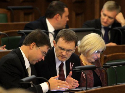 Saeimas sēdē par 2014.gada budžetu apspriežas valdības vadītājs Valdis Dombrovskis un finanšu ministrs Andris Vilks. Foto: Egons Ansbergs, F64