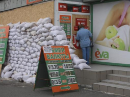 Pie valūtas maiņas punkta Doņeckā. Foto: EPA/LETA