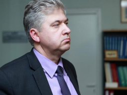 Zolitūdē sabrukušā lielveikala "Maxima" celtniecības būvuzraugs Mārtiņš Draudiņš pēc Latvijas Būvinženieru savienība komisijas sēdes, kurā nolēma apturēt septiņu Zolitūdes traģēdijā iesaistīto sertificēto būvinženieru sertifikātus. Foto: Ieva Čīka, LETA
