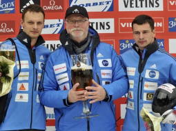 Martins Dukurs (no labās), Dainis Dukurs un Tomass Dukurs Pasaules kausa posmā skeletonā Vinterbergā Vācijā. Foto: Romāns Kokšarovs, F64