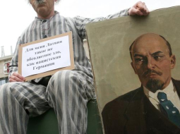Diskusija par vārda brīvības robežām notika arī 2006.gadā. Attēlā - krievu reakcionāra Aleksandra Giļmana tēls partijas "Visu Latvijai" rīkotajā piketā, lai vērstu sabiedrības uzmanību uz nepieciešamajiem grozījumiem Krimināllikumā un Pilsonības likumā pret personām, kas skar jautājumus par necieņas izrādīšanu pret Latvijas valsti un tautu. Foto: Lauris Nagliņš, LETA