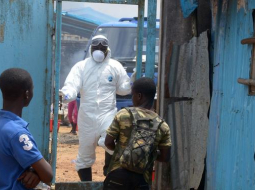 Ar Ebolas vīrusu infocēto radinieki gaida pie slimnīcas vārtiem Monrovijā. Foto: AFP/LETA
