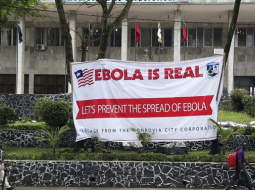 Plakāts pie Monrovijas pilsētas mērijas, kas brīdina par Ebolas vīrusu. Foto: EPA/LETA