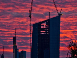 Eiropas Centrālās bankas ēka pret purpura debesīm Frankfurtē pie Mainas Vācijā. Foto: EPA/LETA