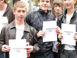 Jaunieši pirms pāris gadiem akcijā pret emigrāciju. Foto: Emīls Desjatņikovs, F64