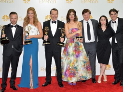 Krimināltrillera "Breaking Bad" aktieri ar saņemtajām "Emmy" balvām. Foto: AFP/LETA