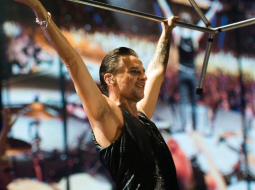 Grupas līderis Deivids Gahans koncertā Lodzā šā gada februārī. Foto EPA/LETA