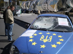 Sasista automašīna Kijevas Neatkarības laukumā. Foto: ITAR-TASS/LETA