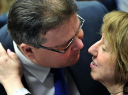 Lielie un mazie - Lietuvas ārlietu ministrs Lins Linkēvičs tiekas ar ES ārlietu augstāko pārstāvi Ketrīnu Eštoni. Foto: AFP/LETA