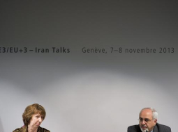 Eiropas Savienības augstākā ārlietu pārstāve Ketrīna Eštone un Irānas ārlietu ministrs Mohamads Džavads Zarifs preses konferencē. Foto: EPA/LETA
