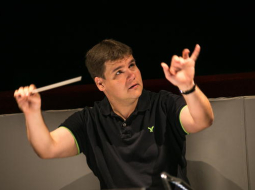 Diriģents Andris Poga mēģinājuma laikā operā. Foto Andrejs Terentjevs, F64