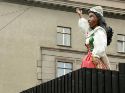 Instalācija "Pieminekļu kari". Foto - Dmitrijs Suļžics, F64