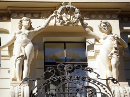 Atjaunotas skulptūras ēkas fasādē Rīgā. Foto: Edijs Pālens, LETA