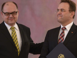 Vācijas zemkopības ministrs Kristians Štolcs (no kreisās) un viņa priekštecis Hanss Pēters Frīdrihs. Foto: AFP/LETA