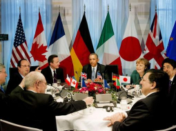 G7 valstu vadītāju samitā - ASV prezidents Baraks Obama (centrā), pa kreisi viņam sēž britu premjerministrs Deivids Kamerons, pa labi - Vācijas kanclere Angela Merkele. Foto: AFP/LETA