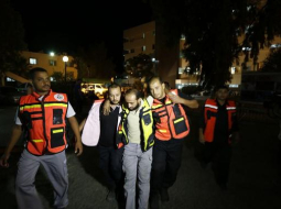 Mediķi Gazas joslā palīdz Izraēlas apšaudē ievainotajam. Foto: AFP-LETA