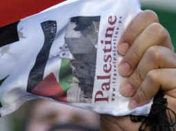 Protests pret konfliktu Gazas joslā pie Izraēlas vēstniecības Madridē 14.jūlijā. Foto: AFP-LETA